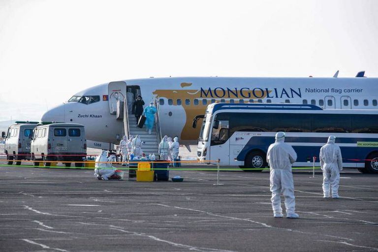 Un ciudadano mongol desciende de un avión luego de evacuar desde Wuhan en Ulan Bator, Mongolia el 1 de febrero de 2020