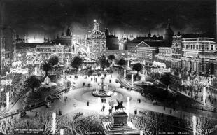 Durante los festejos del Centenario de 1910 la iluminación estuvo monopolizada por la electricidad. En la imagen vemos la decoración de la Plaza de Mayo.