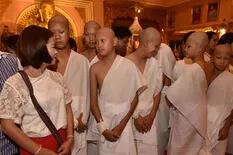 De la cueva al monasterio: los chicos tailandeses se preparan para ser monjes
