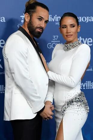 La cantante India Martínez, con un vestido con de Rubén Hernández Costura y sandalias de Magrit, posó junto a su pareja, el actor Ismael Vázquez