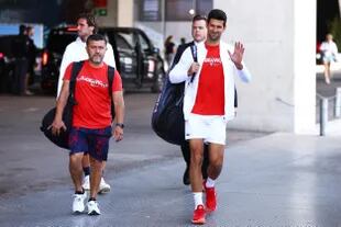 Novak Djokovic camino a una sesión de práctica en Madrid, acompañado por su fisioterapeuta argentino, Ulises Badio. 
