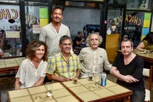 Guadalupe Fernández, Gustavo Marrone. Emiliano Miliyo (de pie), Daniel Santoro y Eneas Capalbo en una mesa de Chicho's