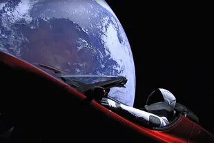 Imagen tomada del livestream de SpaceX en el que se ve a "Starman" sentado en el "cherry red Tesla roasdter" ya en órbita