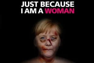 De gran impacto, la acción “Just Because I Am Woman” que el artista realizó con la imagen de Merkel, Obama y otras líderes globales "golpeadas" dio la vuelta al mundo