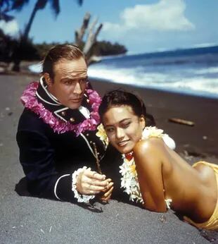 Marlon Brando junto a Tarita Teriipaia, en las playas de la Polinesia