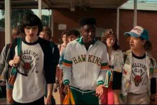Mike Wheeler, Lucas Sinclair y Dustin Henderson caminan por la escuela antes de que El otro lado vuelva a acecharlos