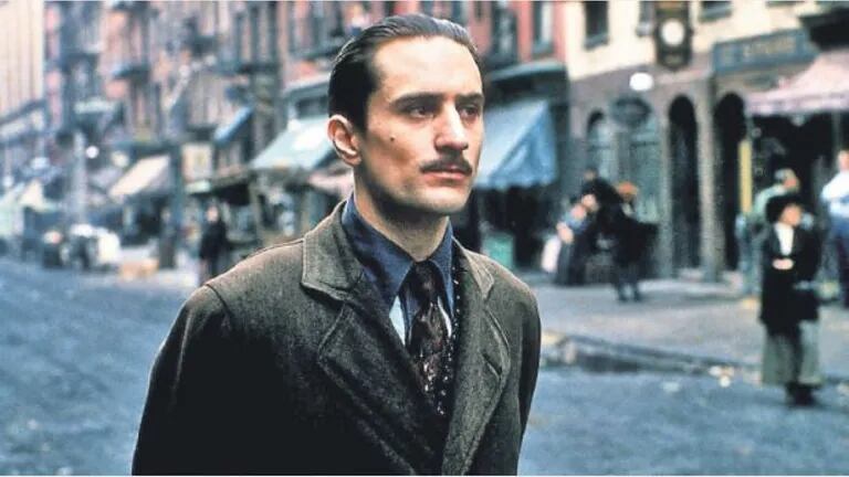 Rober De Niro tuvo su revancha y en la segunda parte encarnó a Vito Corleone de joven