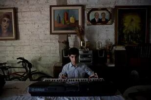 En su hogar de Quilmes con el teclado Yamaha que llegó a sus manos por casualidad