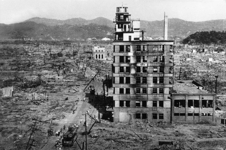 Imágenes del desastre: Hiroshima fue arrasada y el gobierno japonés estableció un límite para indemnizar a las personas que sufrieron los efectos radiactivos; ahora, ese perímetro fue ampliado y se incorporó a 84 personas entre los que recibirán el beneficio