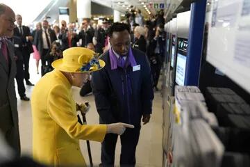 La reina Isabel II utiliza una máquina de tarjetas en la estación de Paddington para marcar la finalización del proyecto Crossrail de Londres, 17 de mayo de 2022
