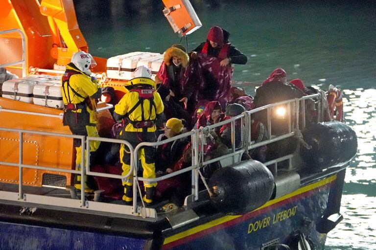 Las autoridades conducen a un grupo de personas, presuntos migrantes, a Dover, Inglaterra, tras un incidente en el Canal de la Mancha, jueves 25 de noviembre de 2021.