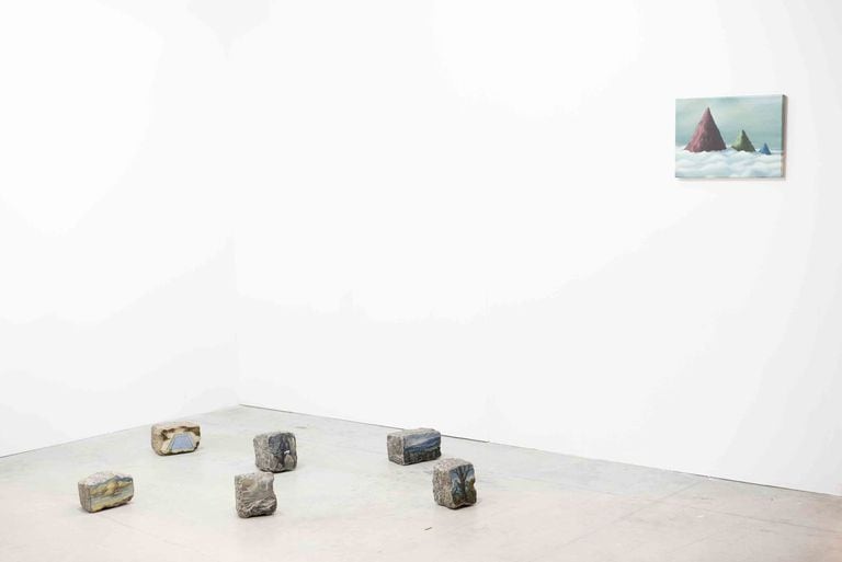 La instalación "Adoquines" y el óleo "Primas", de Max Gómez Canle, en la Galería Ruth Benzacar, que participa de la feria.
