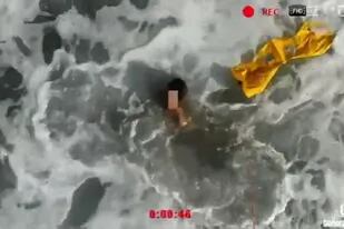 El dramático rescate de un dron a un chico que estaba a punto de ahogarse en una playa de España