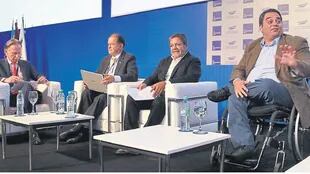 Gustavo Weiss, Jaime Ulloa, Gerardo Martínez y Jorge Triaca, ayer, durante el panel de educación y empleabilidad