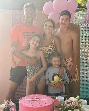 Evangelina Anderson compartió fotos del cumpleaños de su hija en Argentina: pizza, pileta y una samba loco