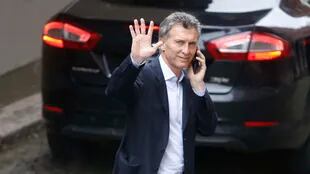 Mauricio Macri saluda al terminar su primera conferencia como presidente electo