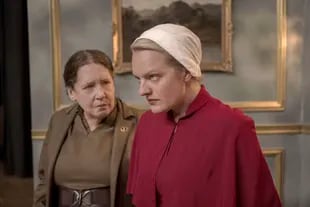 La tía Lydia (Ann Dowd) y June (Elisabeth Moss) en The Handmaid's Tale, la distopía basada en la novela de Margaret Atwood que lleva cuatro temporadas en el aire, uno de los platos fuertes de la programación de Paramount+