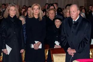 Elena y su hermana Cristina con Juan Carlos I, en el funeral de Pilar de Borbon, el año pasado