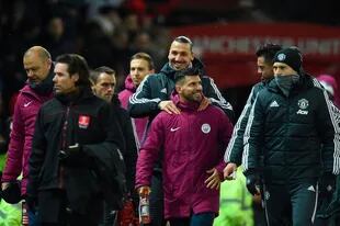 Zlatan Ibrahimovic de humor Junto a Kun Agüero antes del derby de  Manchester disputado el 10 de diciembre de 2017