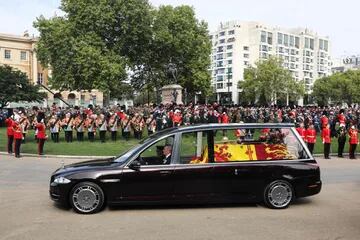 El coche fúnebre que lleva el féretro de la reina Isabel II sale del Arco de Wellington