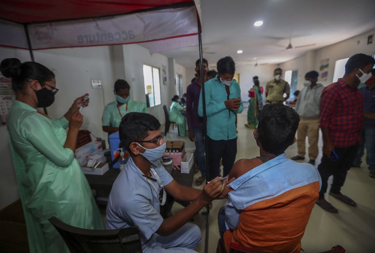 Un centro de vacunación en Hyderabad, India (AP Foto/Mahesh Kumar A.)