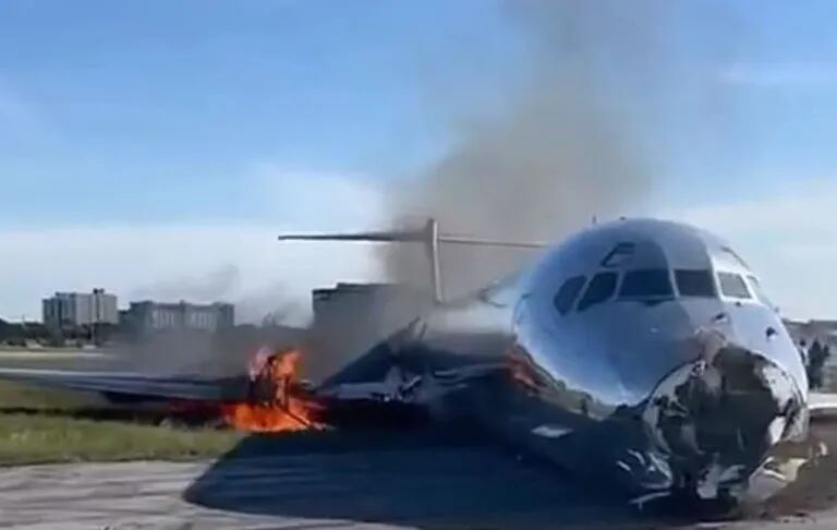 L’aereo ha preso fuoco durante l’atterraggio all’aeroporto di Miami: i feriti sono tre