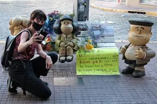 En la esquina porteña de Chile y Defensa, junto a una estatua de Mafalda y sus amigos, los admiradores despidieron con cariño al dibujante y gestaron un santuario improvisado