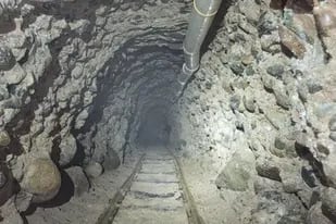 Descubren un túnel secreto que usaban para traficar droga entre EE.UU. y México