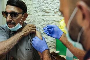 Cerca de 1,1 millones, de israelíes recibieron una tercera dosis de vacuna contra el Covid-19, una campaña de refuerzo que comenzó un mes atrás (HAZEM BADER / AFP)