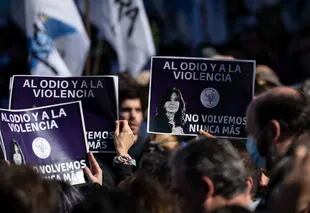 Partidarios de la vicepresidenta argentina Cristina Fernández sostienen carteles que dicen en español "Al odio y a la violencia no volveremos nunca más" mientras se reúnen en la Plaza de Mayo el día después de que una persona le apuntara con un arma frente a su casa en Buenos Aires, Argentina, el viernes 2 de septiembre de 2022. (Foto AP/Rodrigo Abd)