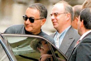 Al-Fayed y Henri Paul, el día del accidente fatal. Paul fue un ex aviador que en 1986 fue contratado en el Hotel Ritz, llegando a convertirse en hombre de confianza de la familia Al-Fayed, propietaria del hotel. En principio subjefe de seguridad, el 30 de junio de 1997 se convirtió en el jefe de seguridad del Ritz. Dos meses después pasaría a la historia como el principal responsable de la muerte de la Princesa Diana y Al-Fayed.