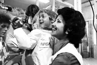 Gracias al traje espacial de la NASA, la mamá de David Vetter pudo alzarlo por primera vez en su vida, algo que sucedió en julio de 1977, cuando el niño tenía seis años