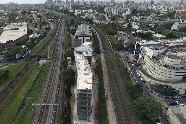 El edificio está construido entre dos líneas de tren, lo que dificulta su acceso peatonal