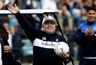 Diego Maradona, el día de su presentación. Emocionado y con una pelota en las manos, agradeció a la hinchada de Gimnasia por el recibimiento. La relación entre ambos cumple hoy un año.