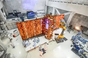 El satélite SAOCOM 1A en la sala de integración. Junto a SAOCOM 1B monitoriza la humedad del suelo, la calidad de los cultivos y las emergencias ambientales
