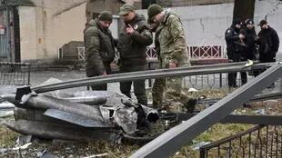Este proyectil cayó en una calle de Kiev horas después de que Rusia lanzara su ataque