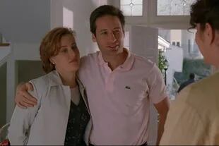 Scully y Mulder deben hacerse pasar por un matrimonio suburbano en el episodio "Arcadia" de Los expedientes X. La serie completa está disponible en Amazon Prime Video