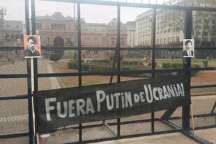 "¡Fuera Putin de Ucrania!", rezan los carteles que un grupo de ucranianos llevó a Plaza de Mayo