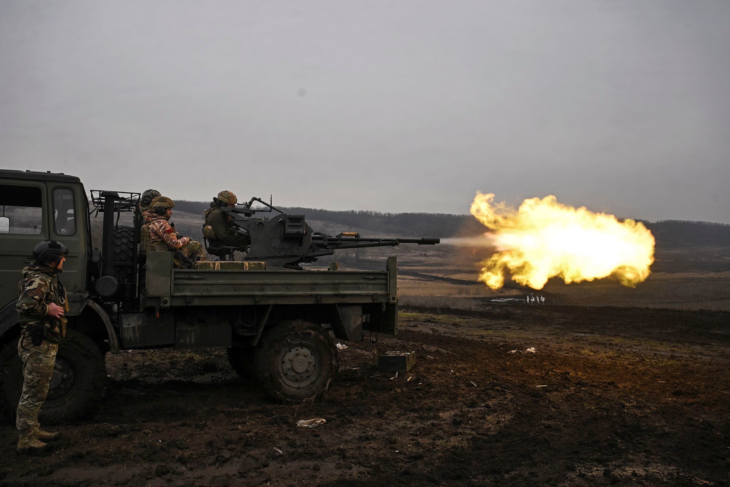 Entrenamiento militar de fuerzas ucranianas en las afueras de Bakhmut. (Lynsey Addario/The New York Times)