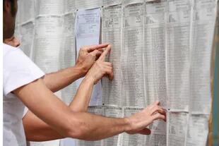 Para evitar las aglomeraciones frente al Padrón Electoral en los centros de votación, las autoridades piden verificar los datos de antemano. 