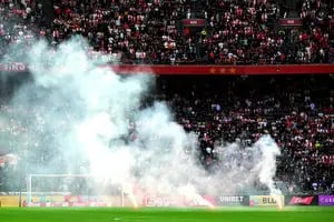 They lost the classic 3-0 and the fans could not stand the defeat: flares, destruction and suspension