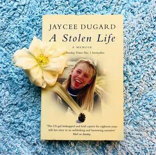 "Una vida robada", uno de los dos libros que la víctima de secuestro escribió