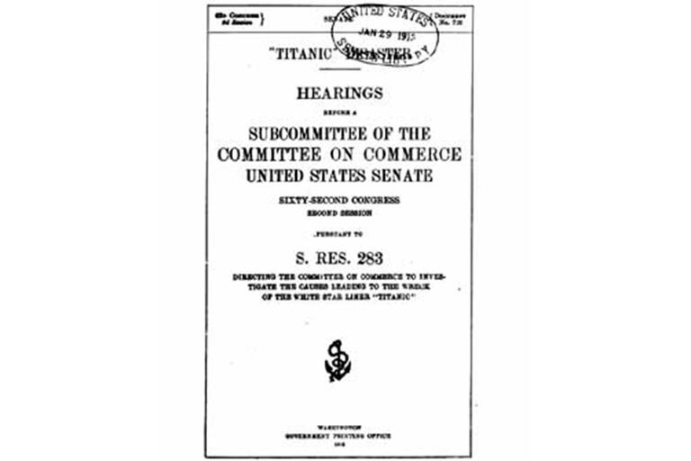 Una copa de las transcripciones de las audiencias en el Congreso de los Estados Unidos tras el hundimiento del Titanic