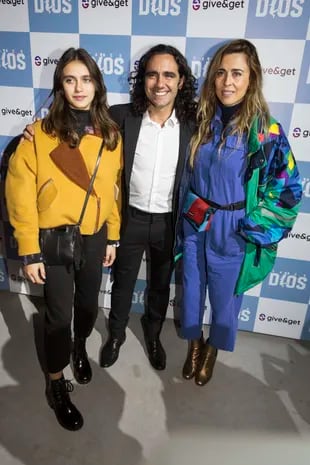 Juampi Sorin posa con su familia en el evento lanzamiento del avión Tango Dios, en el aeropuerto de Morón