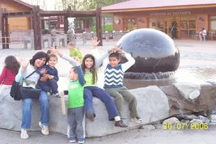 Andrea junto a sus hijos en Mundo Marino, en 2006