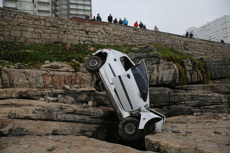 Mar del Plata: un auto desbarrancó y quedó incrustado en las piedras