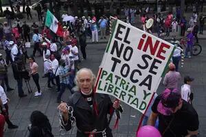 Plan B: en qué consiste la polémica reforma de López Obrador que generó protestas masivas en México