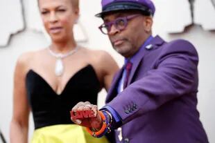 El director Spike Lee junto a su esposa, la productora Tonya Lewis Lee. Spike está nominado a mejor director por El infiltrado del Kkklan y su vestuario púrpura es un homenaje al fallecido Prince