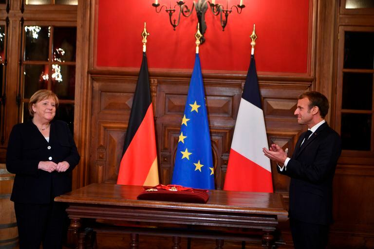 Macron condecoró a Merkel con la Gran Cruz de la Legión de Honor