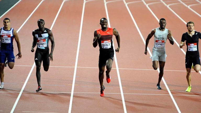 Usain Bolt dejó buenas sensaciones en Londres: ganó "al trote" los 200 metros a dos semanas de los Juegos